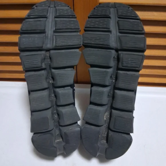 On Cloud 5 All Black Women's Waterproof Running Shoe * Size 9.5 - Picture 7 of 8